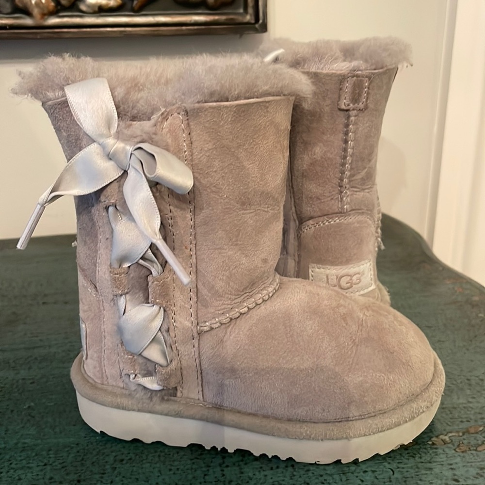 Little Girls grey ugg boots with side ribbon bow- Size 8